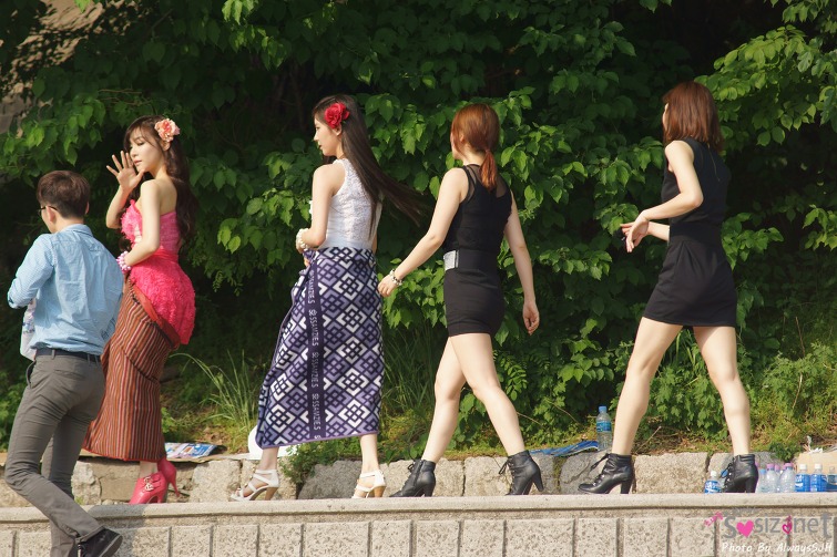[PIC][25-05-2013]TaeTiSeo biểu diễn tại "Kyungbok Alumni Festival" ở trường THPT Kyungbok vào chiều nay 0239F83B51A0BAD7141943