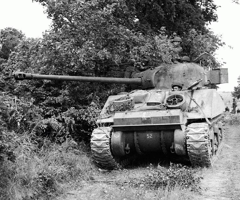 ww2-british-17-pounder-gun-type-sherman-tank-nickname-is-firefly