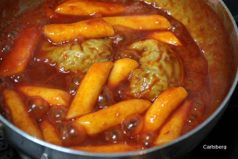 한입 먹으면 바로 중독이 되는 - 만두 떡볶이