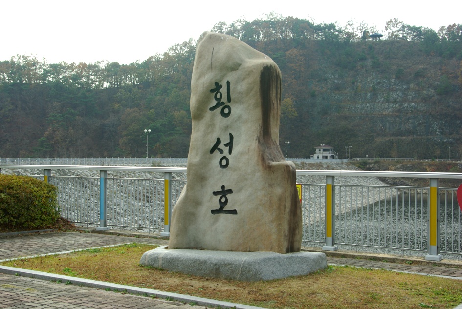 강원 횡성호에 내려앉은 가을단풍 반영
