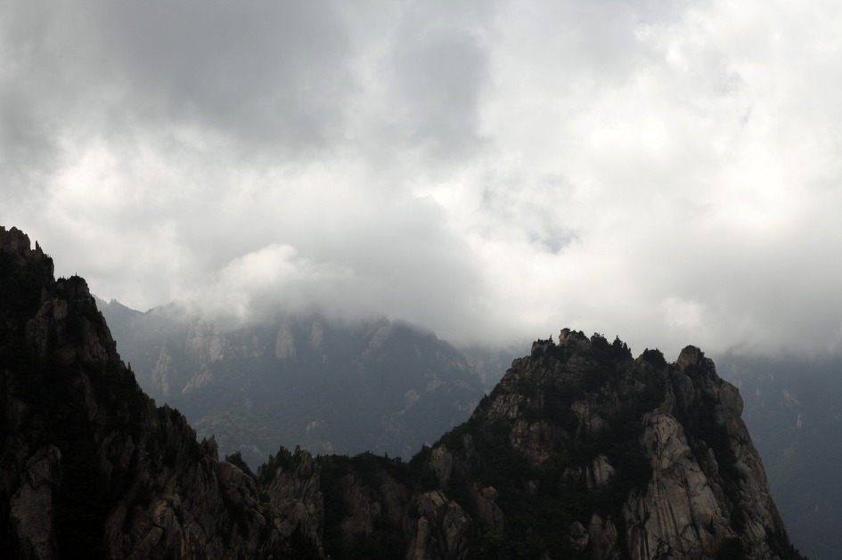 구름과 함께 어깨동무한 권금성에서 바라본 설악산