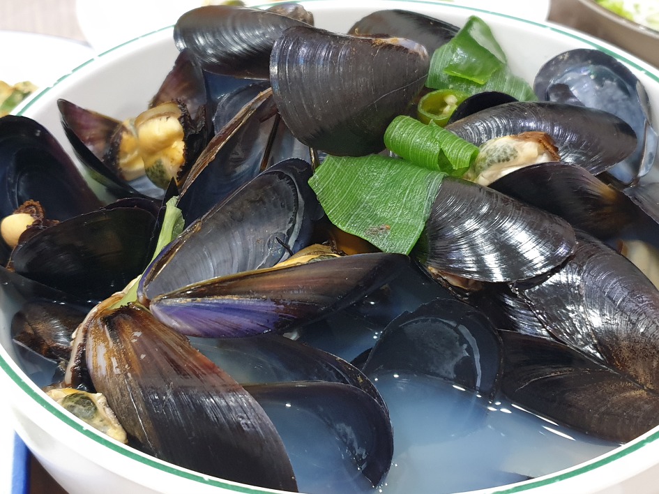 광안리해수욕장을 바라보며 사랑해횟집에서 맛있는 회를....