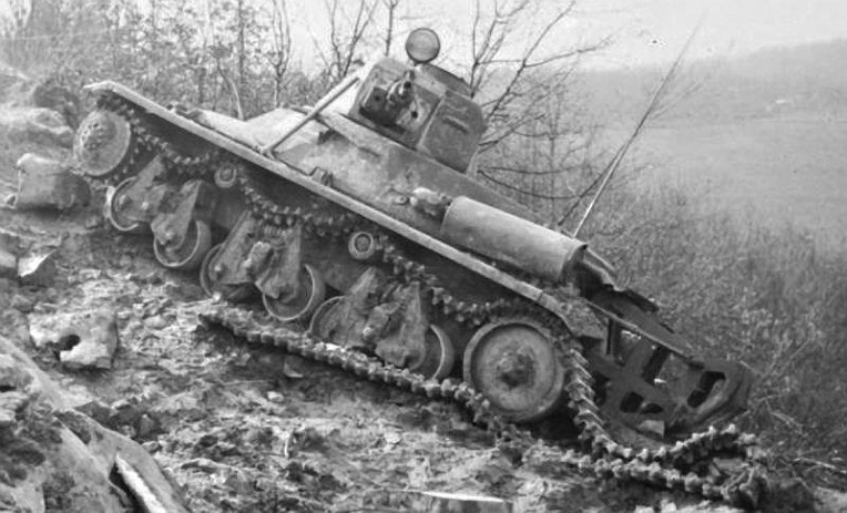 독일군이 노획하여 발칸전선에서 사용했던 프랑스군 H 39 호치키스 경전차 -German capture used French H 39 Hotchikiss Light Tank in the Balkan 