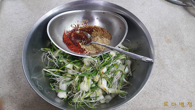 냉장고 비우기로 갈비찜에 냉이전을 부치고 달래를 무치고 장아찌도 담급니다. 