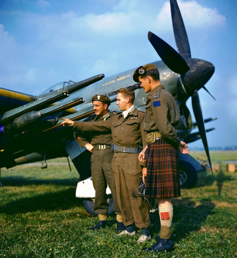 영국 공군의 독일군 기갑 차량 격파 필살 무기였던 RP-3 로켓탄 -German Panzer perfect striked Weapons by RCAF Hawker Typhoons  RP-3 Rocket 